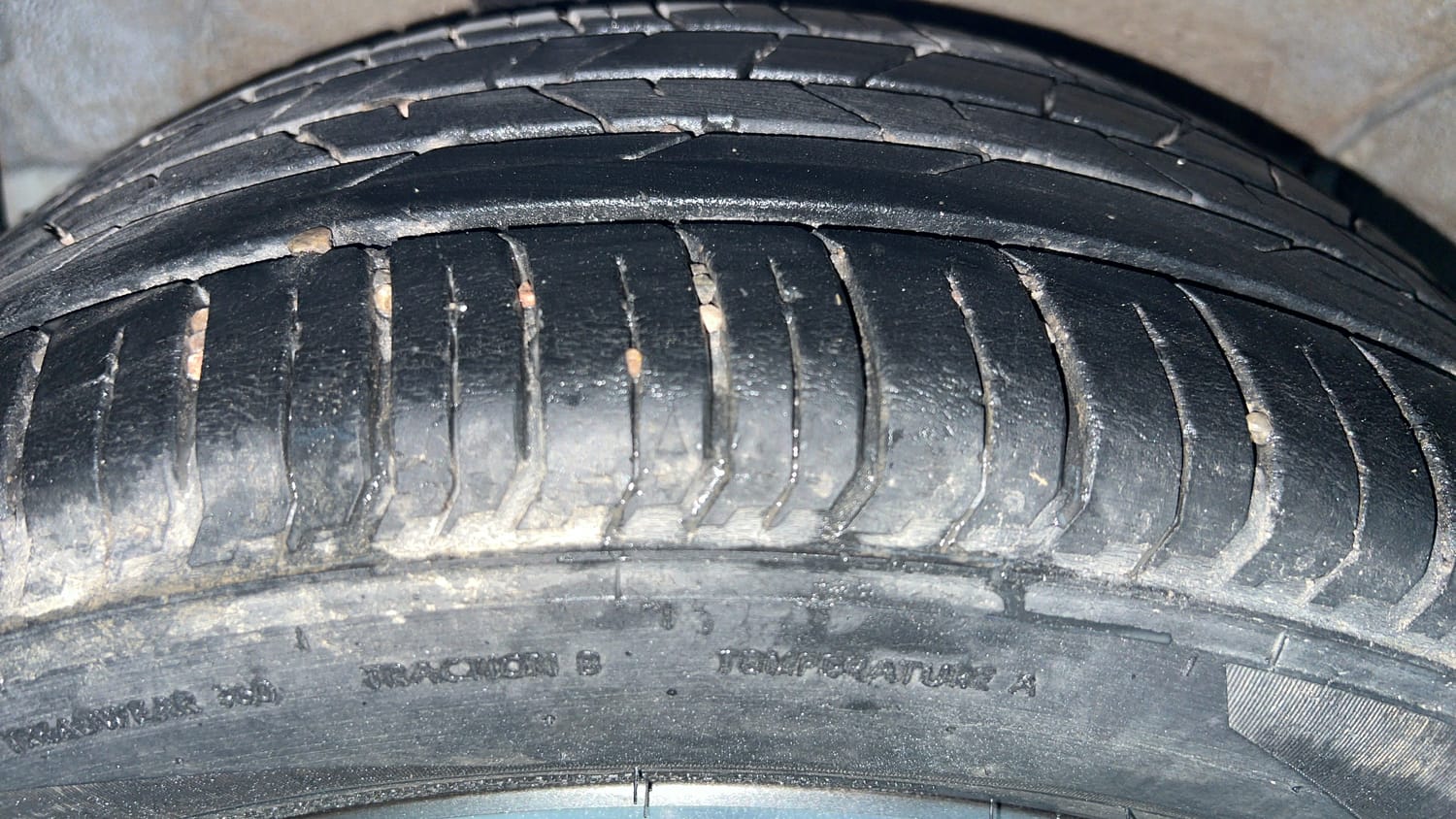 Used 2023 Hyundai i20 Asta (O) 1.2 IVT Petrol Automatic tyres RIGHT REAR TYRE TREAD VIEW