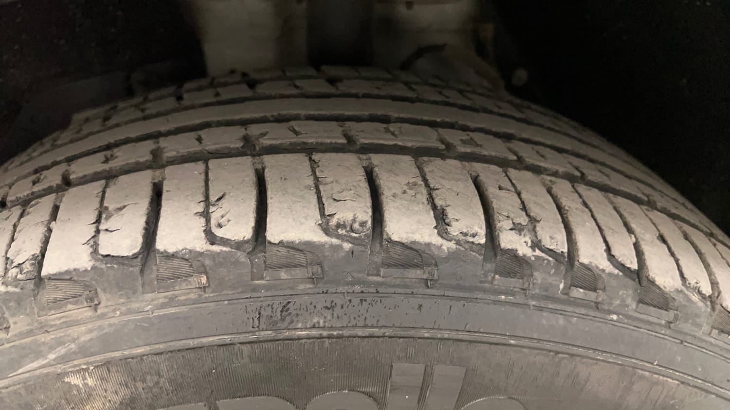 Used 2018 Mahindra XUV500 W11 Diesel Manual tyres LEFT FRONT TYRE TREAD VIEW