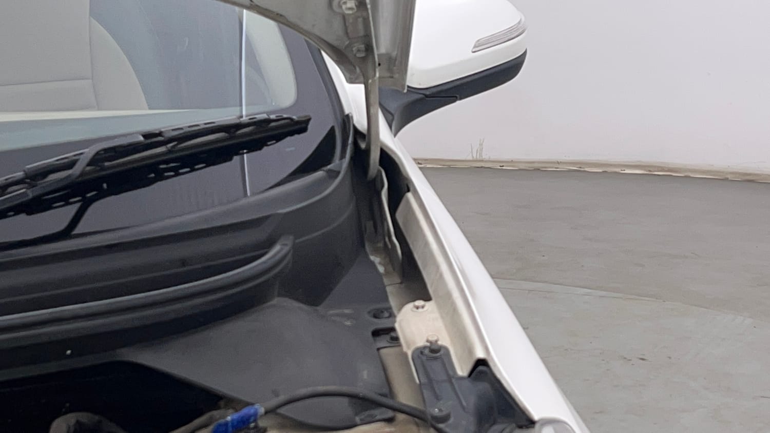 Used 2019 Hyundai Elite i20 Sportz 1.2 Petrol Manual engine ENGINE LEFT SIDE HINGE & APRON VIEW