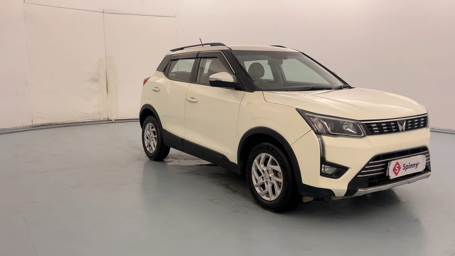 Used 2023 Mahindra XUV 300 W8 1.2 Petrol Petrol Manual exterior RIGHT FRONT CORNER VIEW