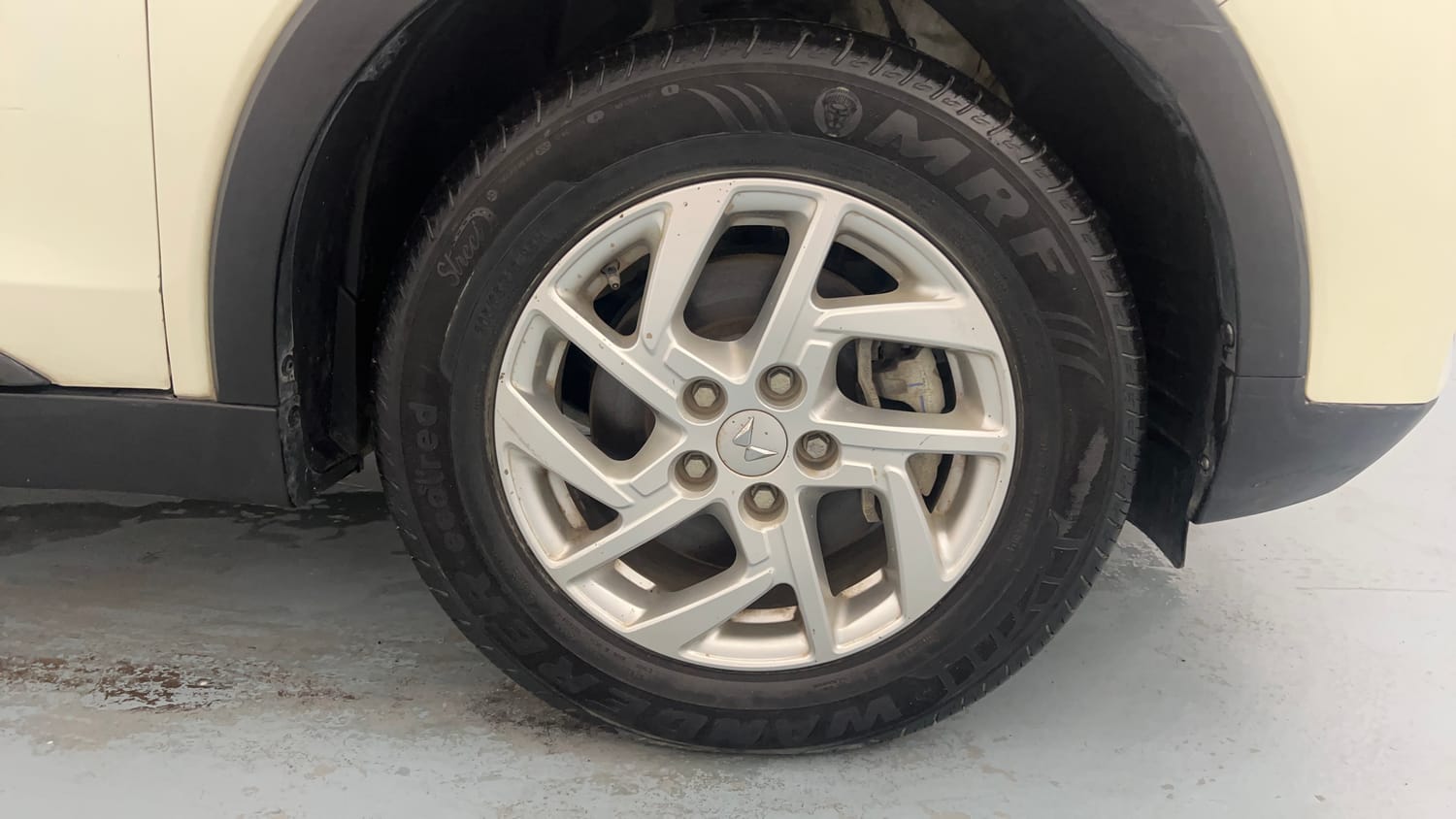 Used 2023 Mahindra XUV 300 W8 1.2 Petrol Petrol Manual tyres RIGHT FRONT TYRE RIM VIEW