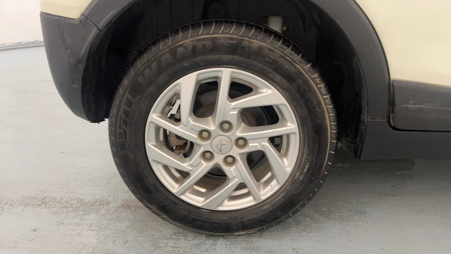 Used 2023 Mahindra XUV 300 W8 1.2 Petrol Petrol Manual tyres RIGHT REAR TYRE RIM VIEW