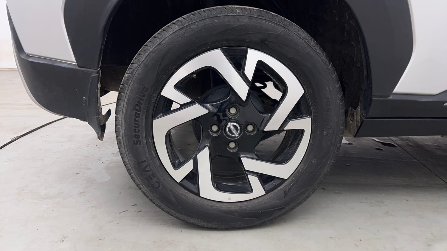 Used 2023 Nissan Magnite XV Petrol Manual tyres RIGHT REAR TYRE RIM VIEW