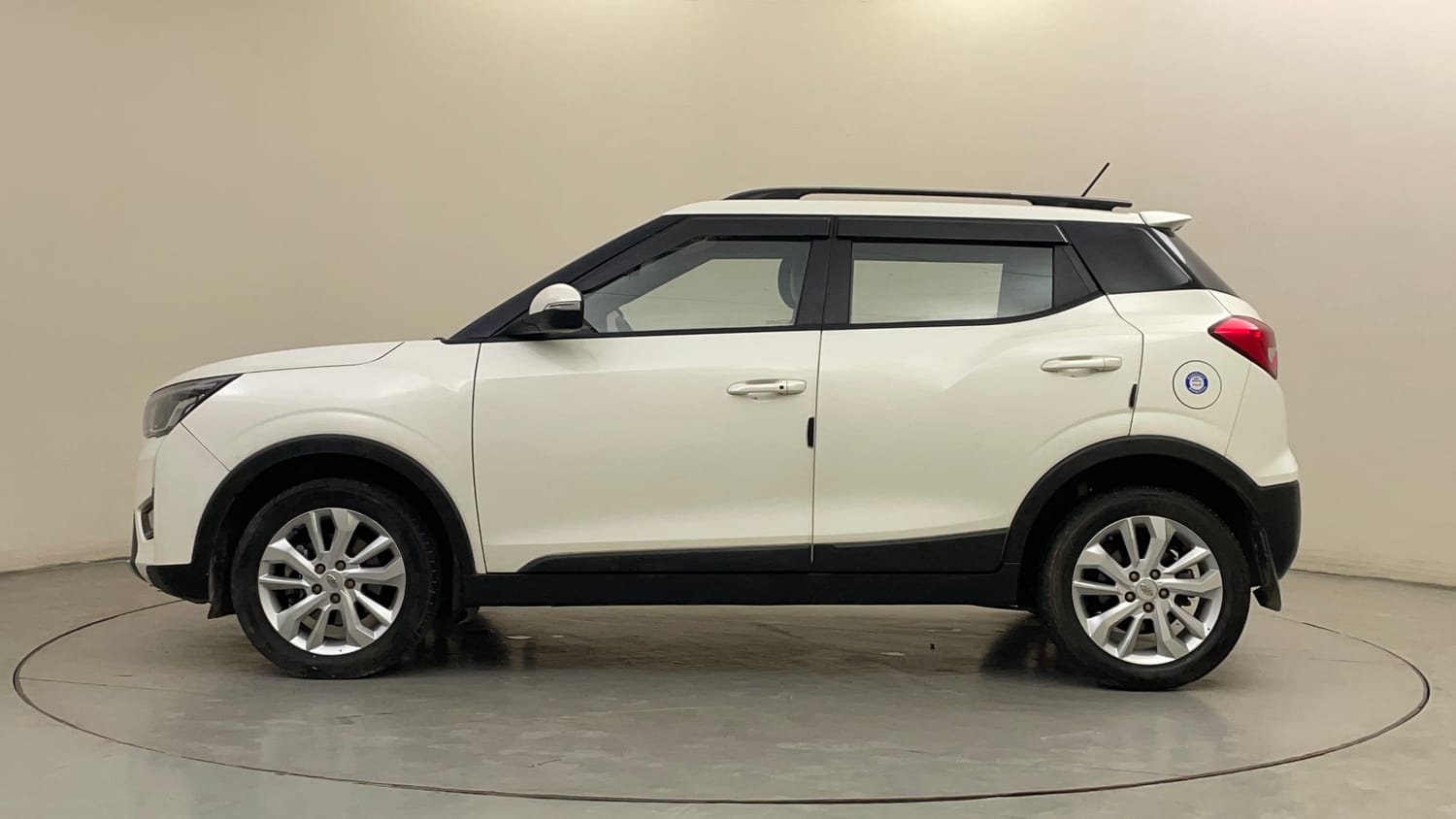 Used 2021 Mahindra XUV 300 W8 1.2 Petrol Petrol Manual exterior LEFT SIDE VIEW