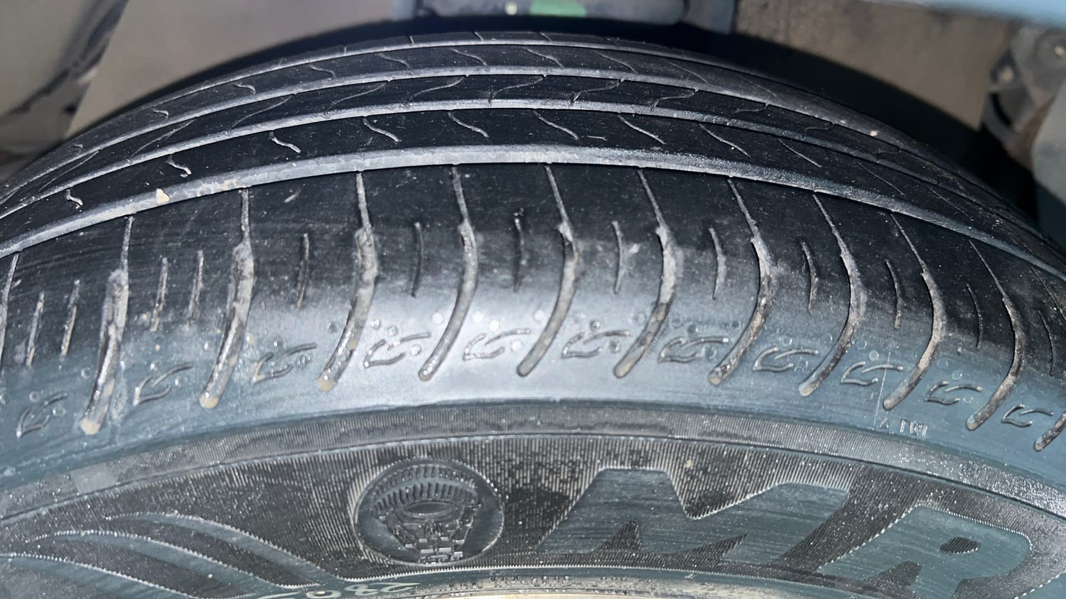 Used 2022 Toyota Innova Crysta GX 2.7 AT 7 STR Petrol Automatic tyres RIGHT FRONT TYRE TREAD VIEW
