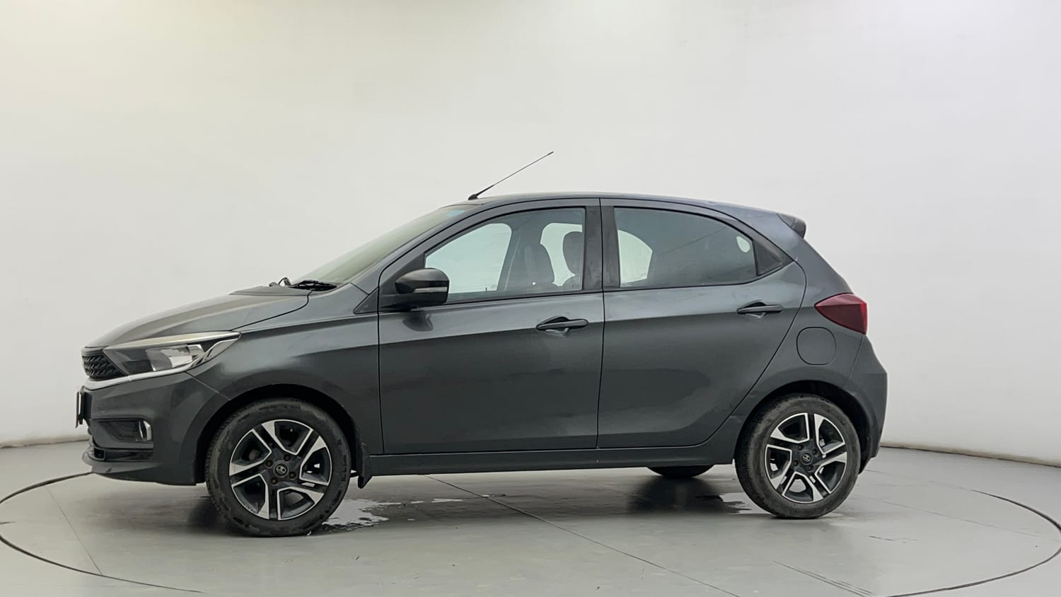Used 2020 Tata Tiago Revotron XZ Plus Petrol Manual exterior LEFT REAR CORNER VIEW