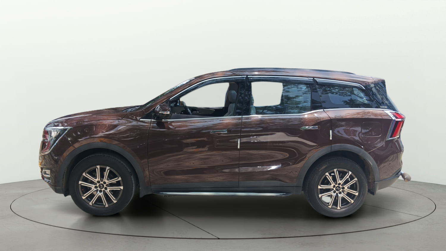 Used 2025 Mahindra XUV700 AX7 Luxury Pack Petrol AT 7 STR Petrol Automatic exterior LEFT SIDE VIEW