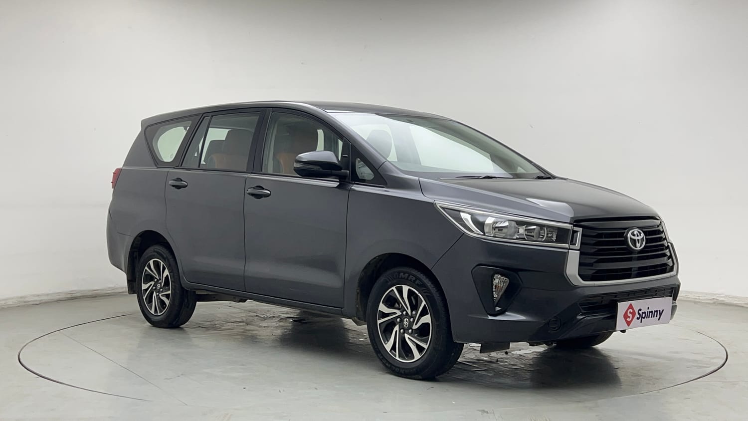 Used 2022 Toyota Innova Crysta GX 2.7 AT 7 STR Petrol Automatic exterior RIGHT FRONT CORNER VIEW