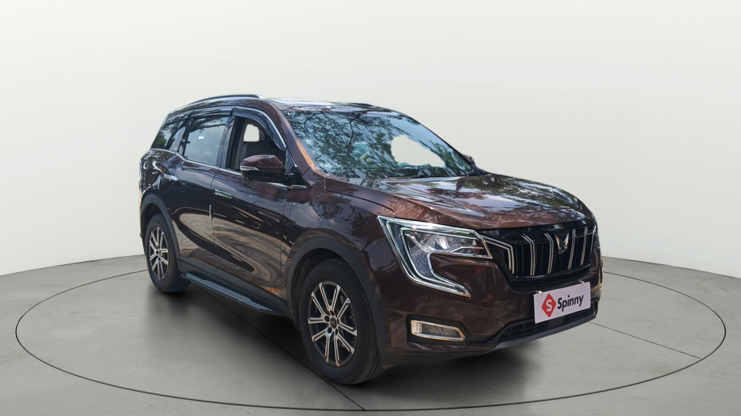 Used 2025 Mahindra XUV700 AX7 Luxury Pack Petrol AT 7 STR Petrol Automatic exterior RIGHT FRONT CORNER VIEW