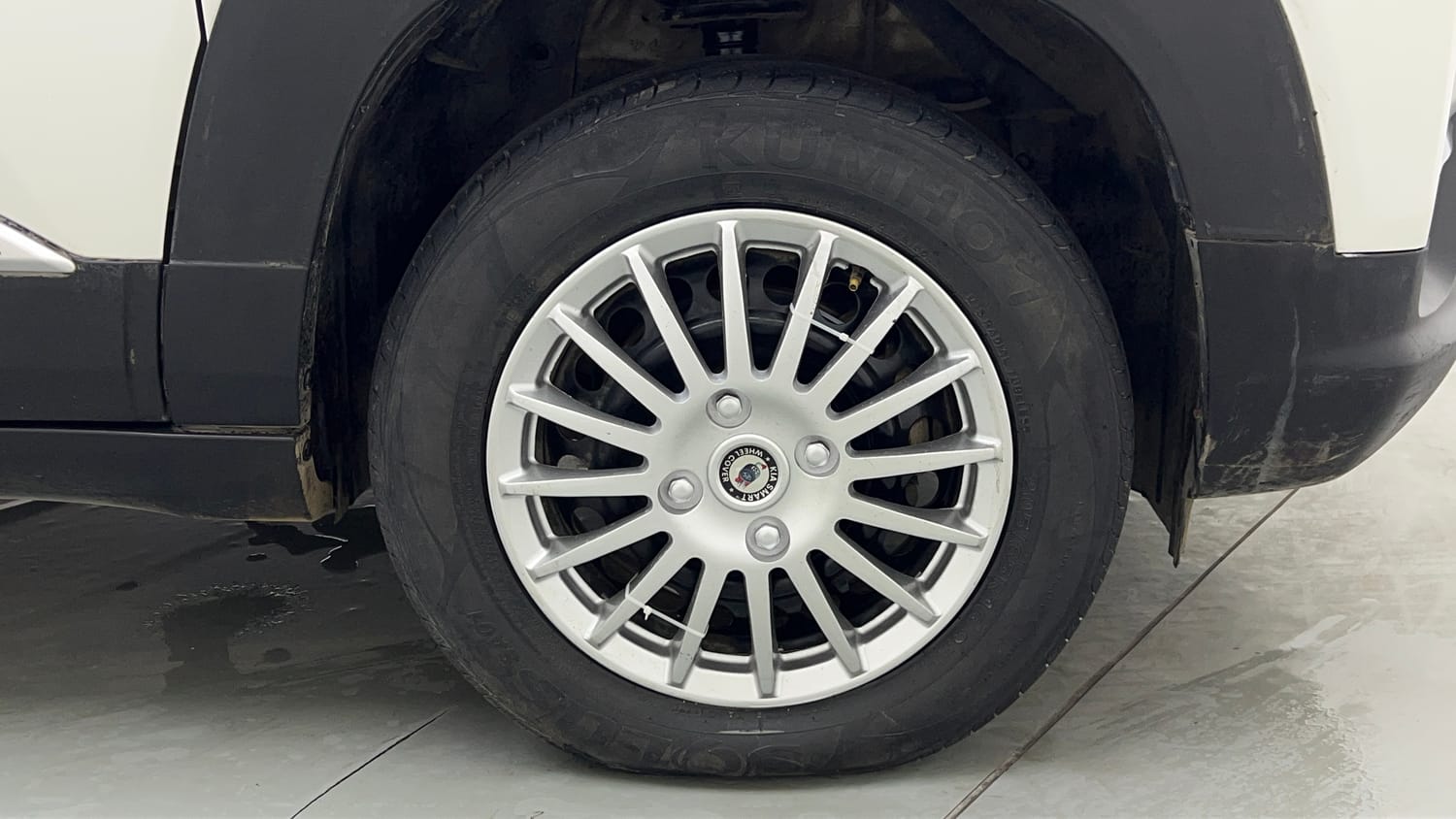 Used 2022 Maruti Suzuki Brezza VXi Petrol Manual tyres RIGHT FRONT TYRE RIM VIEW