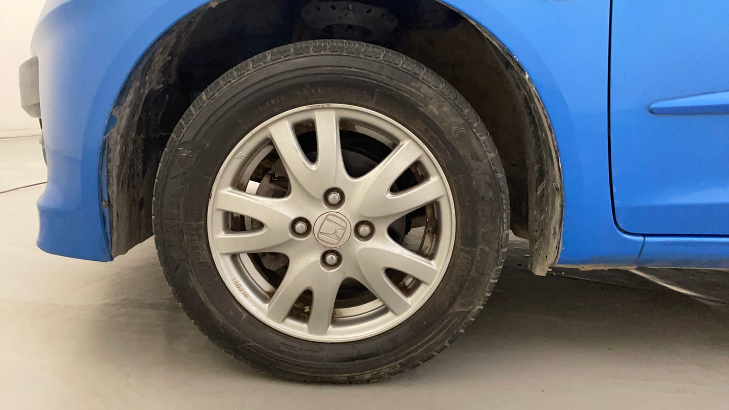 Used 2013 Honda Brio VX MT Petrol Manual tyres LEFT FRONT TYRE RIM VIEW