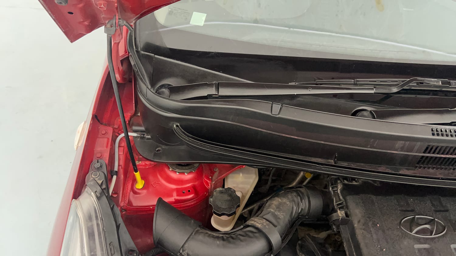 Used 2019 Hyundai Xcent S Petrol Manual engine ENGINE RIGHT SIDE HINGE & APRON VIEW