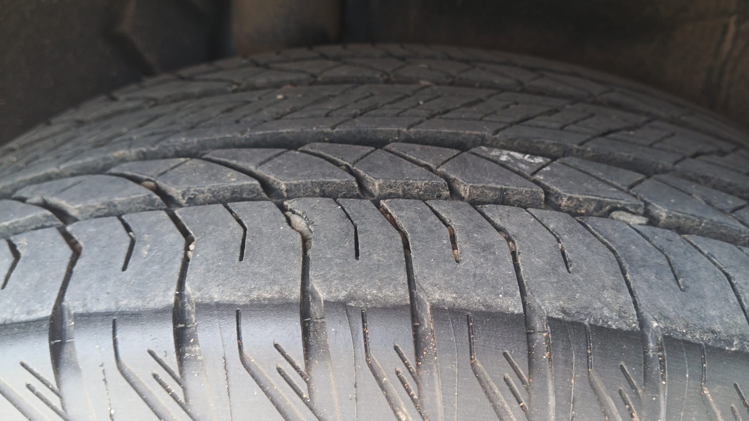 Used 2025 Mahindra XUV700 AX7 Luxury Pack Petrol AT 7 STR Petrol Automatic tyres RIGHT REAR TYRE TREAD VIEW