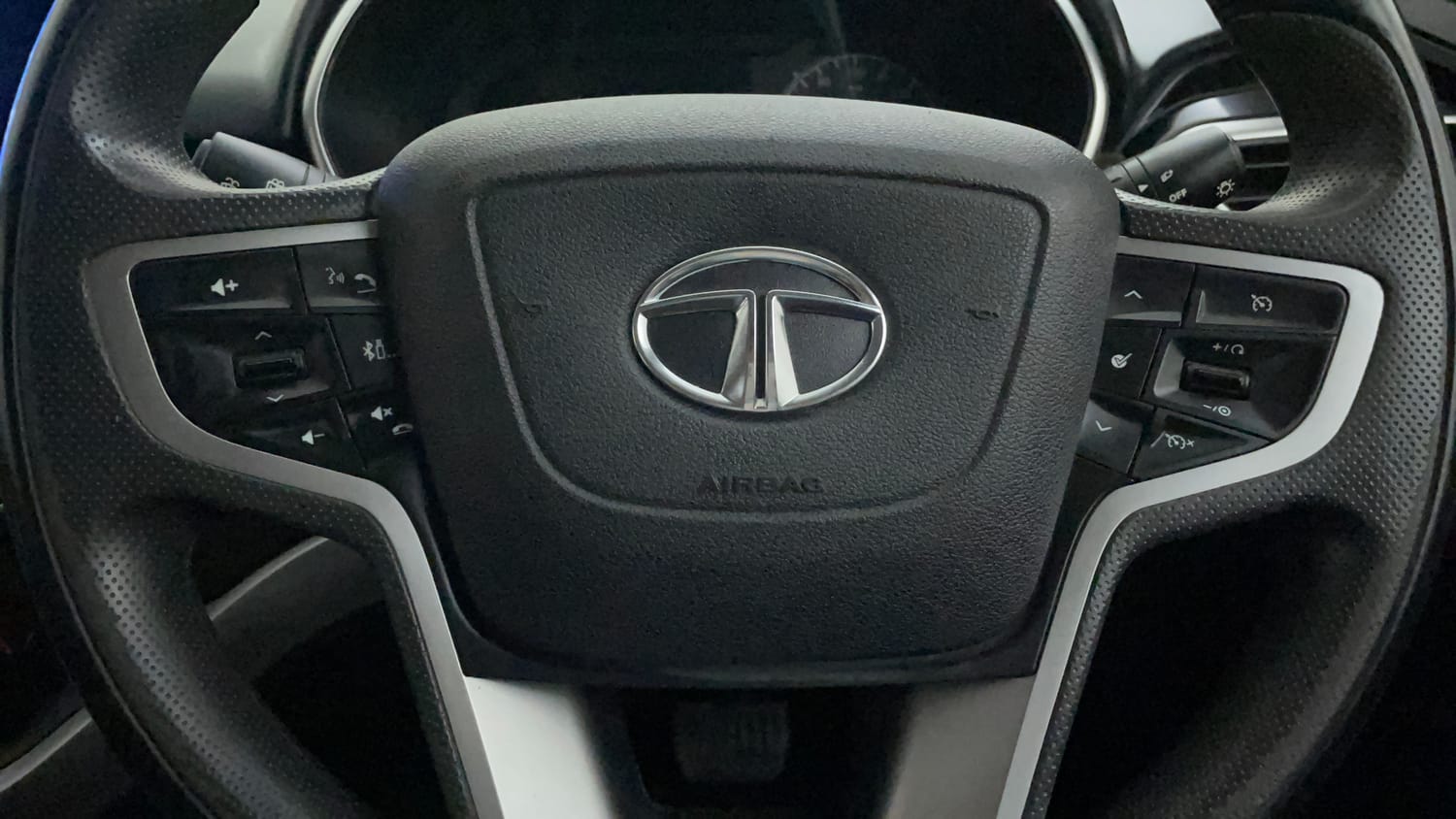 Used 2022 Tata Harrier XZA Plus Dual Tone Diesel Automatic top_features Airbags