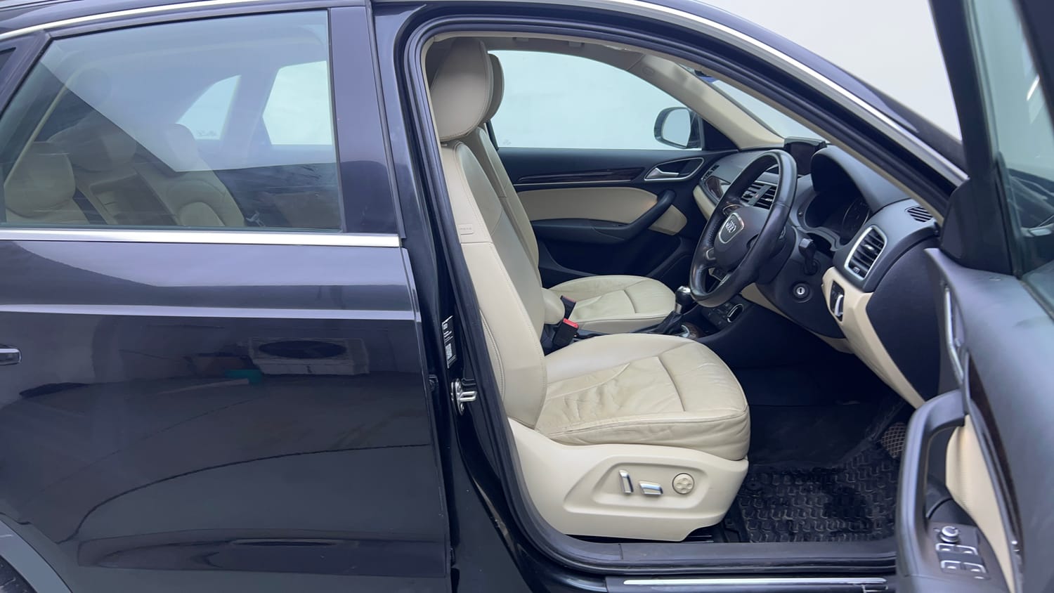 Used 2019 Audi Q3 30 TFSI Premium Petrol Automatic interior RIGHT SIDE FRONT DOOR CABIN VIEW