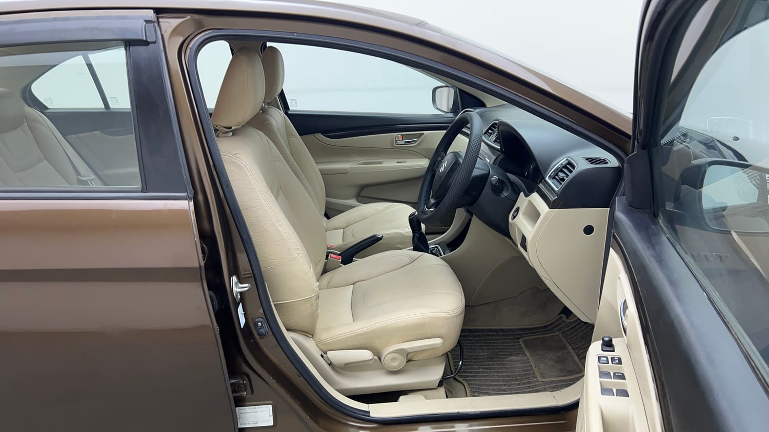 Used 2016 Maruti Suzuki Ciaz ZXi Petrol Manual interior RIGHT SIDE FRONT DOOR CABIN VIEW