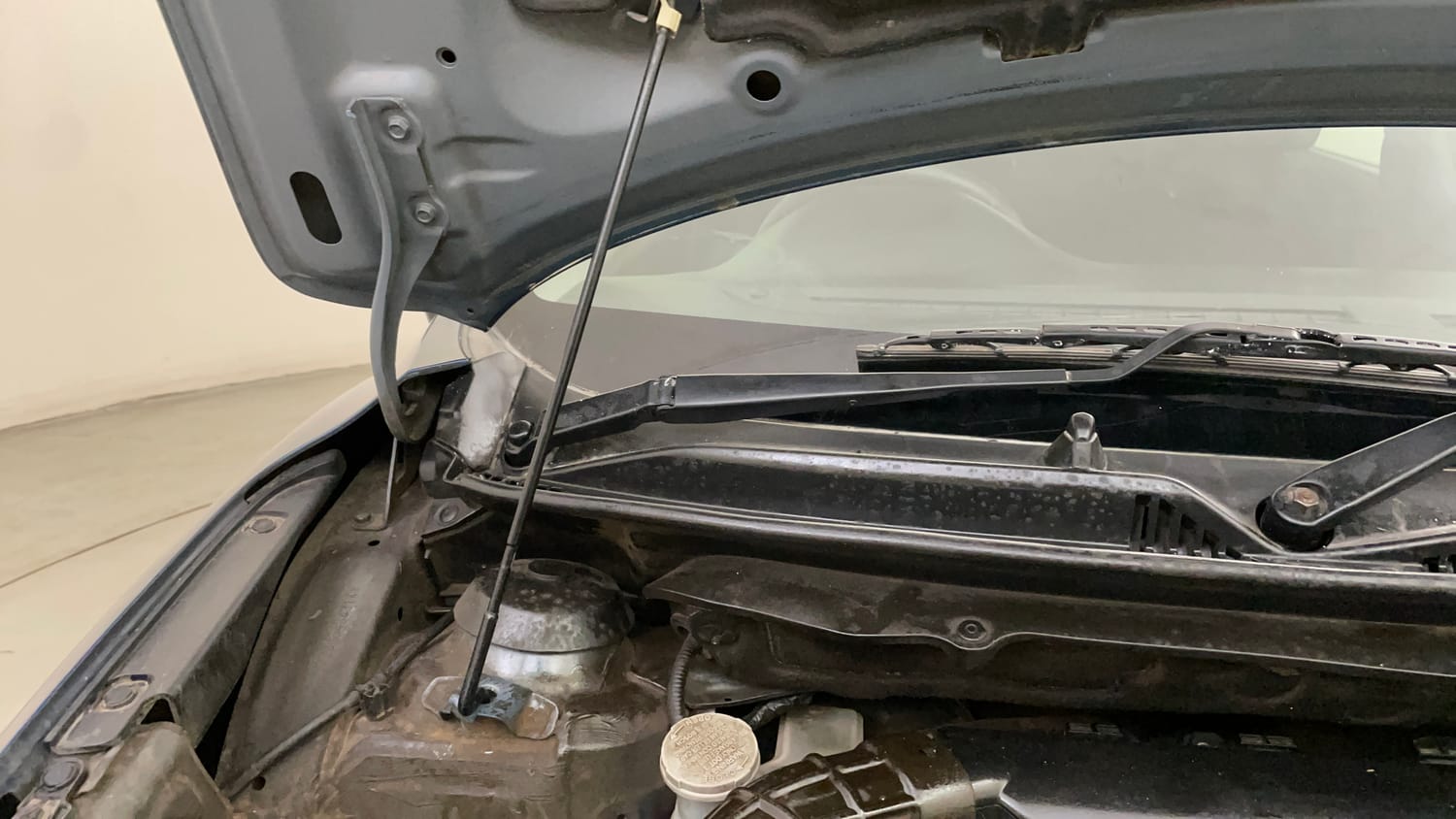 Used 2018 Maruti Suzuki Baleno Zeta 1.2 AT Petrol Automatic engine ENGINE RIGHT SIDE HINGE & APRON VIEW