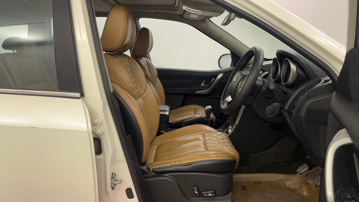 Used 2018 Mahindra XUV500 W11 Diesel Manual interior RIGHT SIDE FRONT DOOR CABIN VIEW