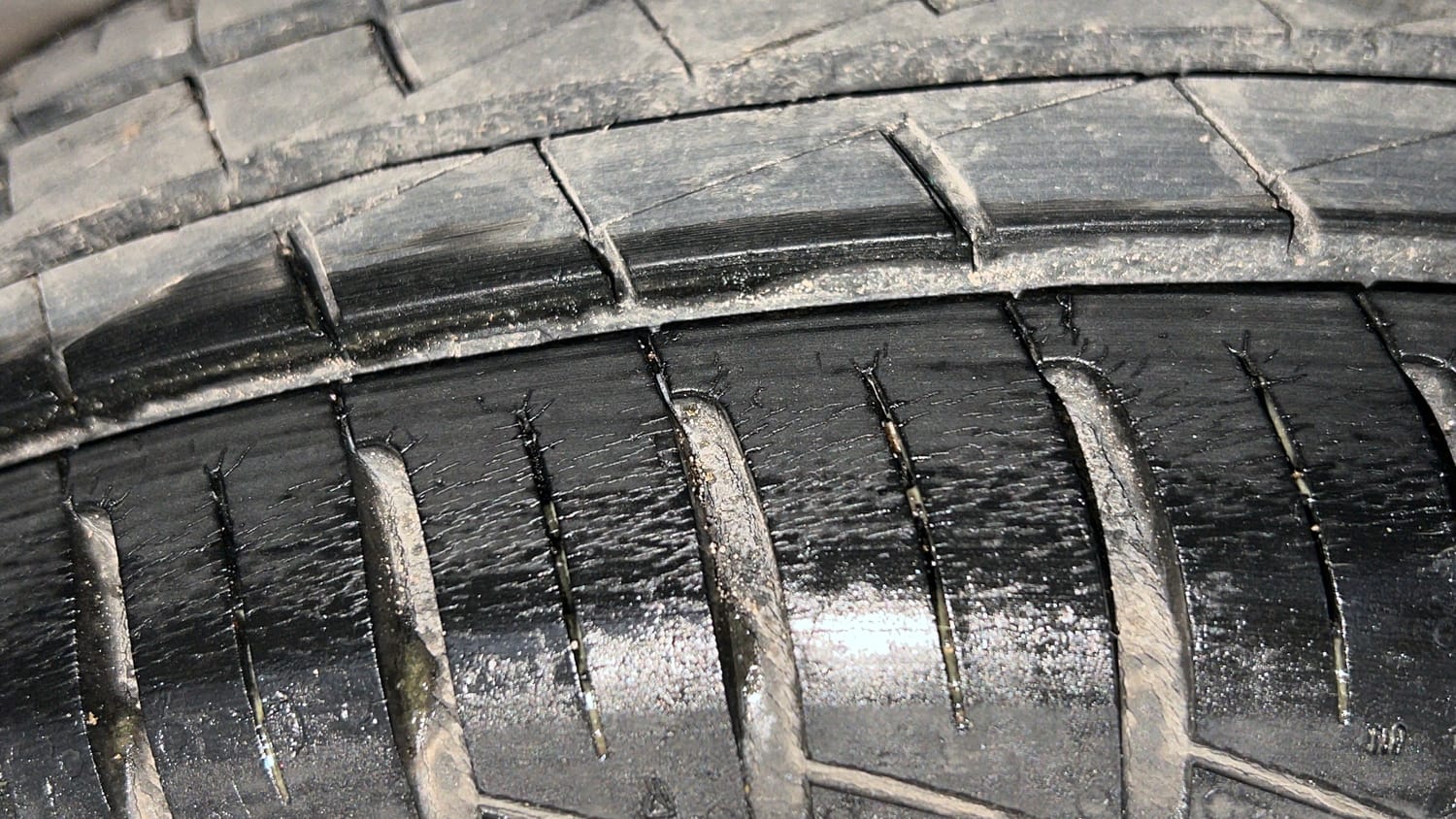 Used 2024 Renault Kwid RXT 1.0 AMT Petrol Automatic tyres LEFT REAR TYRE TREAD VIEW