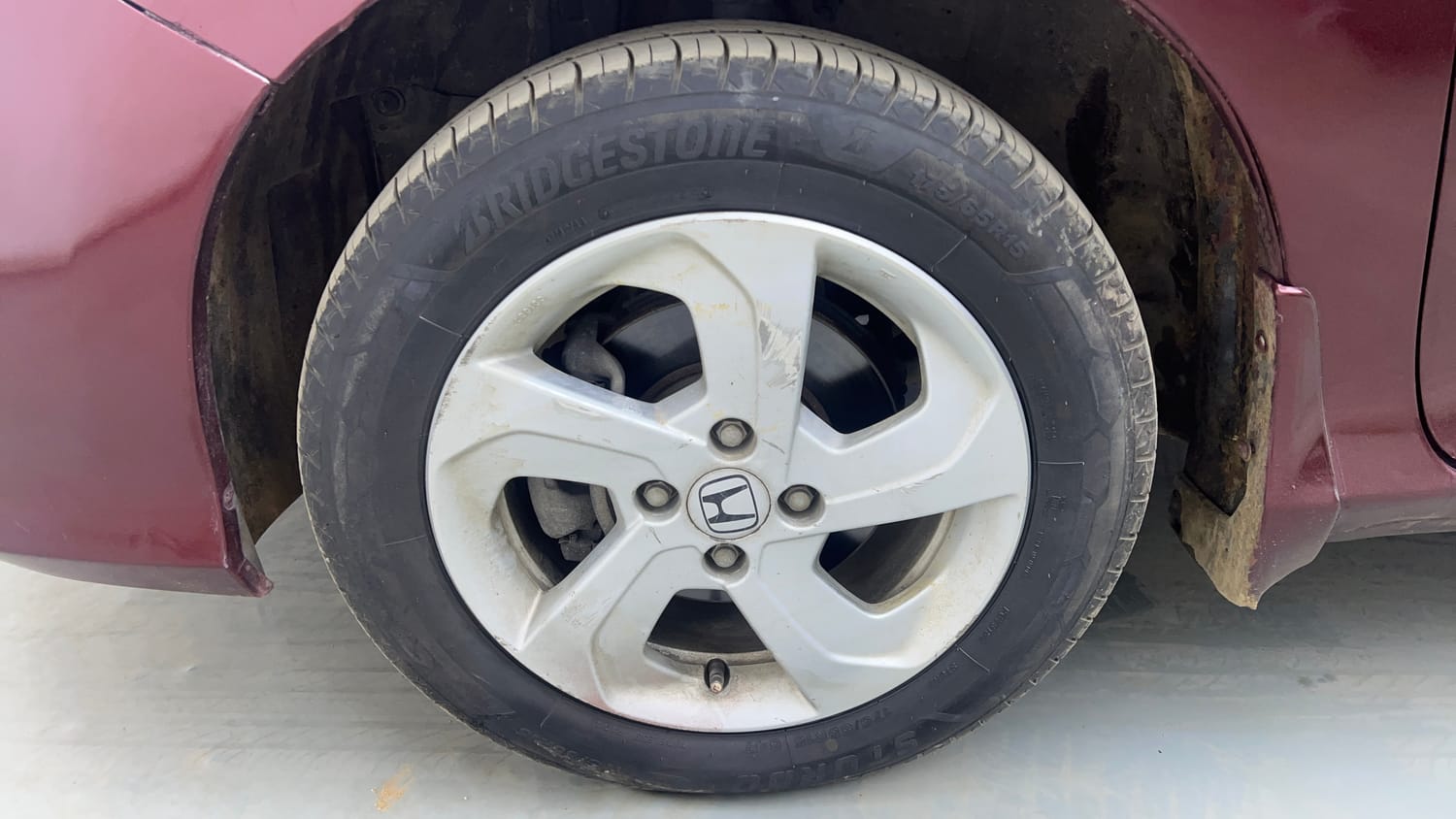 Used 2015 Honda City V Petrol Manual tyres LEFT FRONT TYRE RIM VIEW