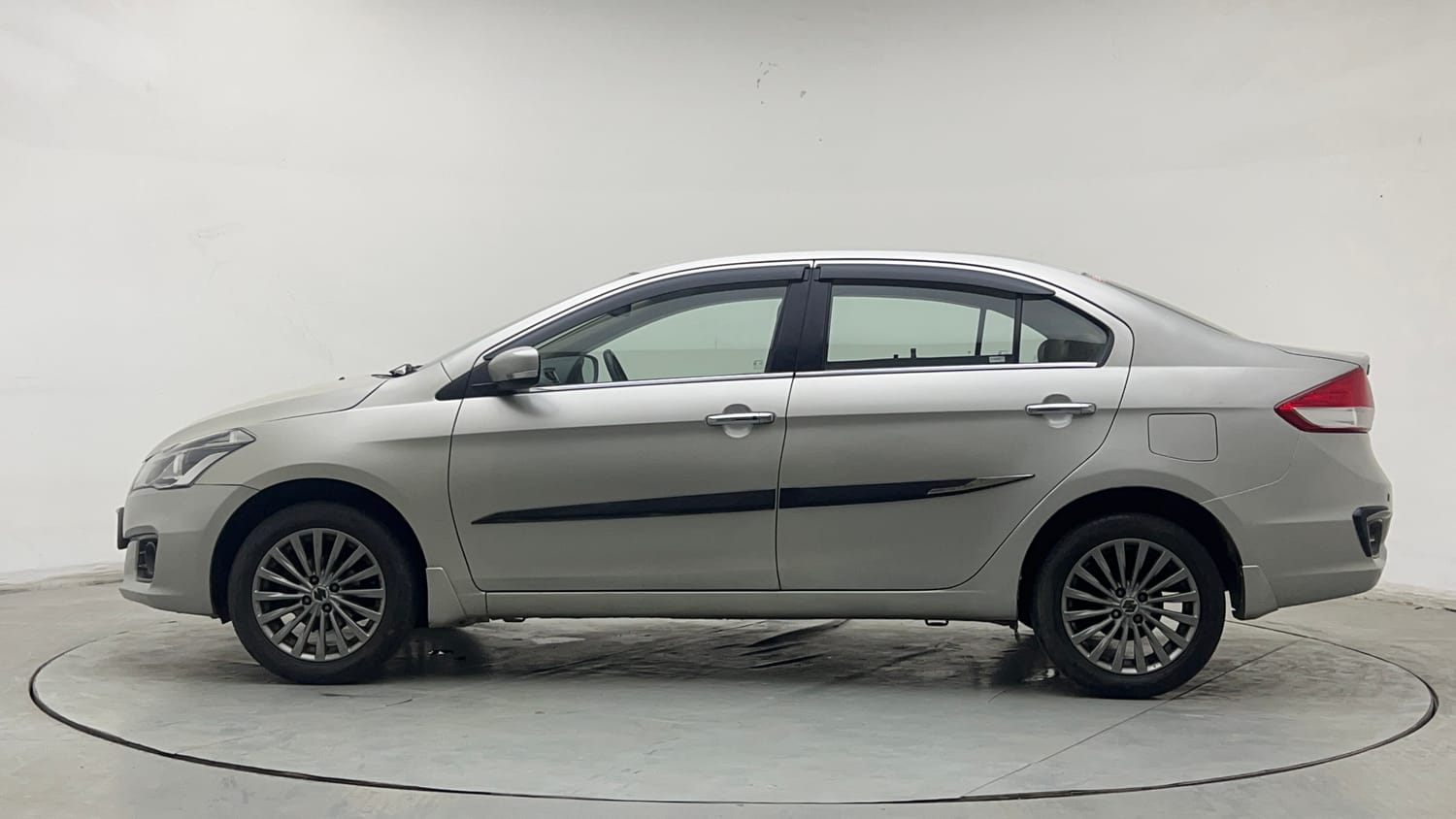 Used 2015 Maruti Suzuki Ciaz ZXI+ Petrol Manual exterior LEFT SIDE VIEW
