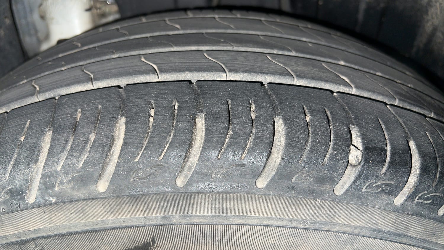 Used 2022 Mahindra XUV 300 W8 (O) 1.2 Petrol AMT Petrol Automatic tyres LEFT REAR TYRE TREAD VIEW