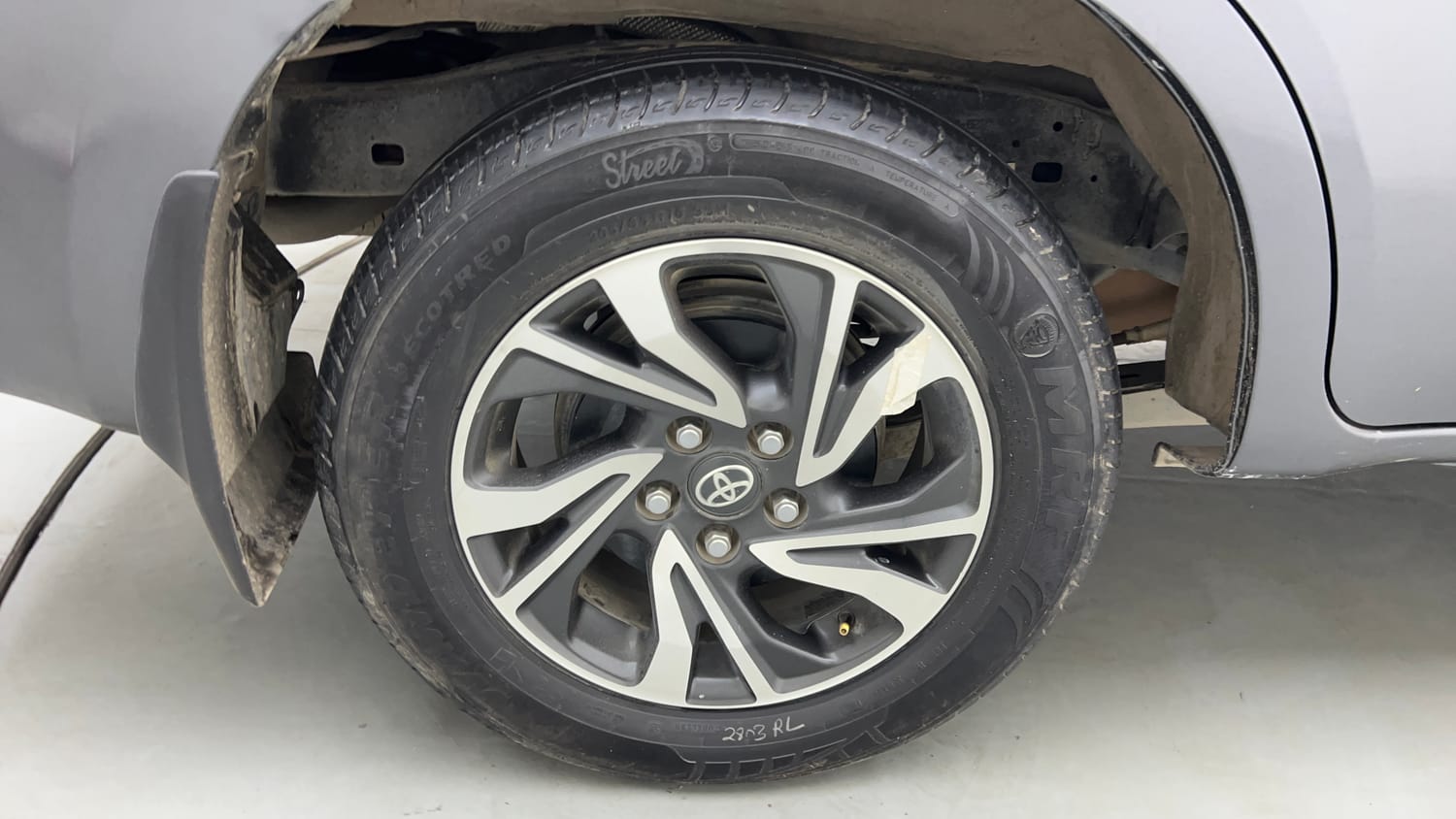 Used 2022 Toyota Innova Crysta GX 2.7 AT 7 STR Petrol Automatic tyres RIGHT REAR TYRE RIM VIEW