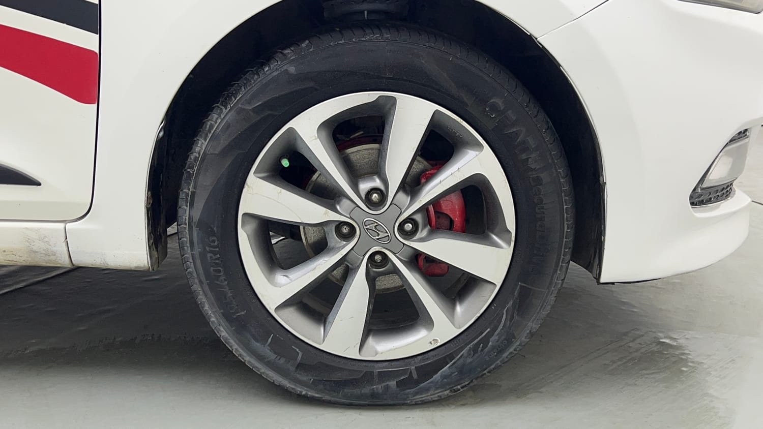 Used 2015 Hyundai Elite i20 Asta 1.2 Petrol Manual tyres RIGHT FRONT TYRE RIM VIEW