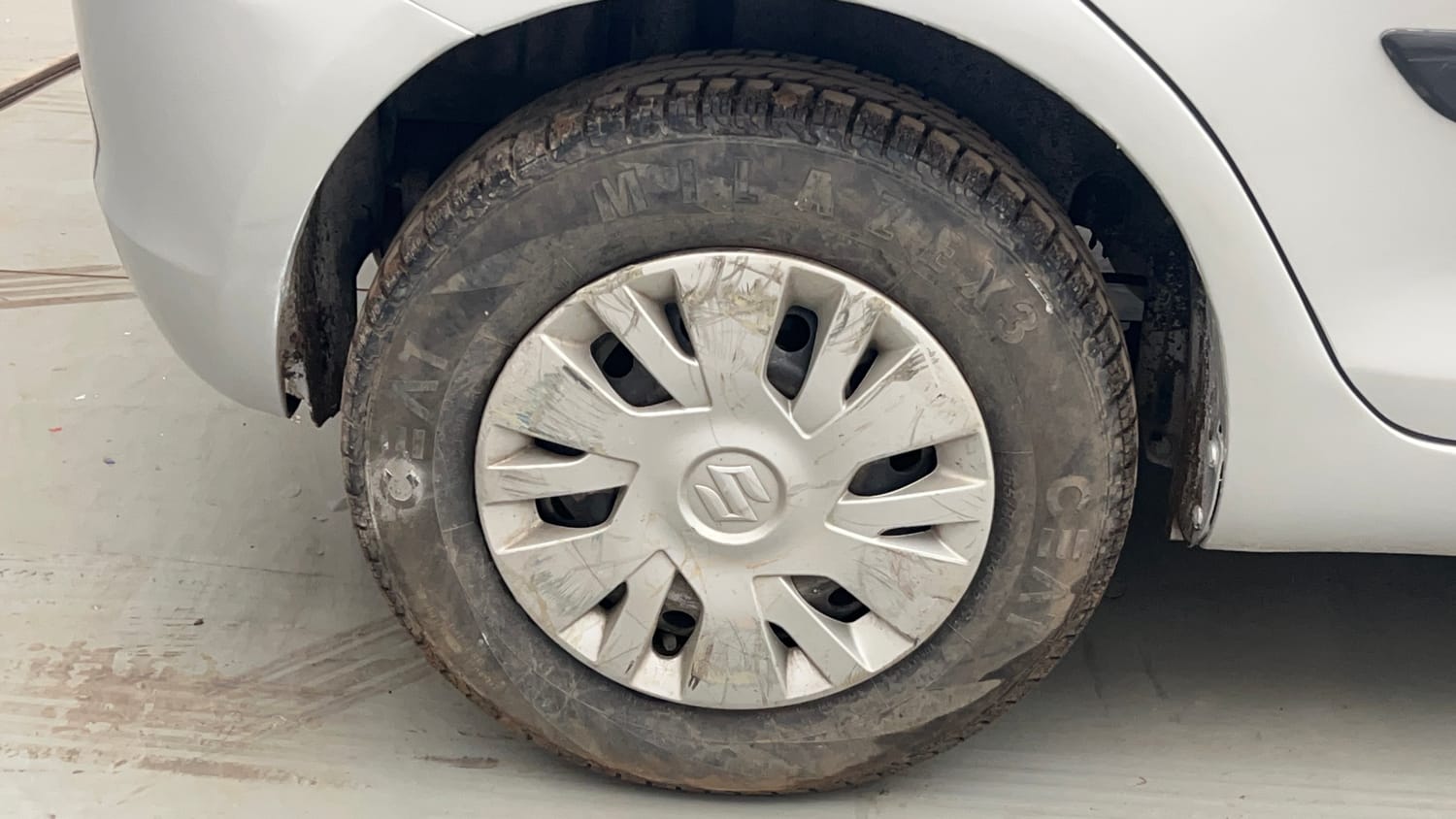 Used 2013 Maruti Suzuki Swift VXi Petrol Manual tyres RIGHT REAR TYRE RIM VIEW
