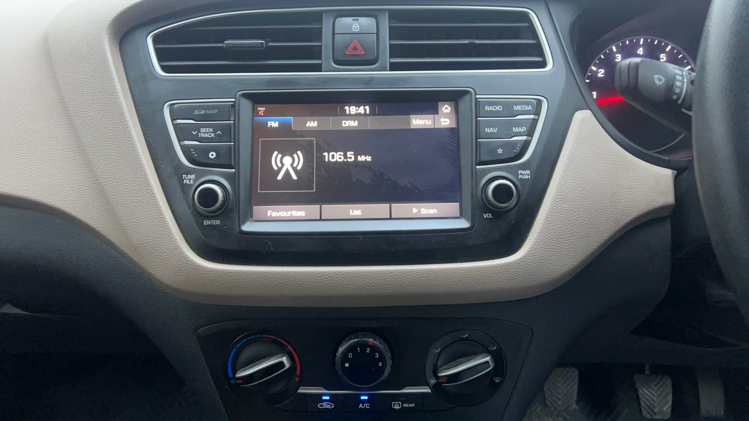 Used 2019 Hyundai Elite i20 Sportz Plus 1.2 Petrol Manual interior MUSIC SYSTEM & AC CONTROL VIEW