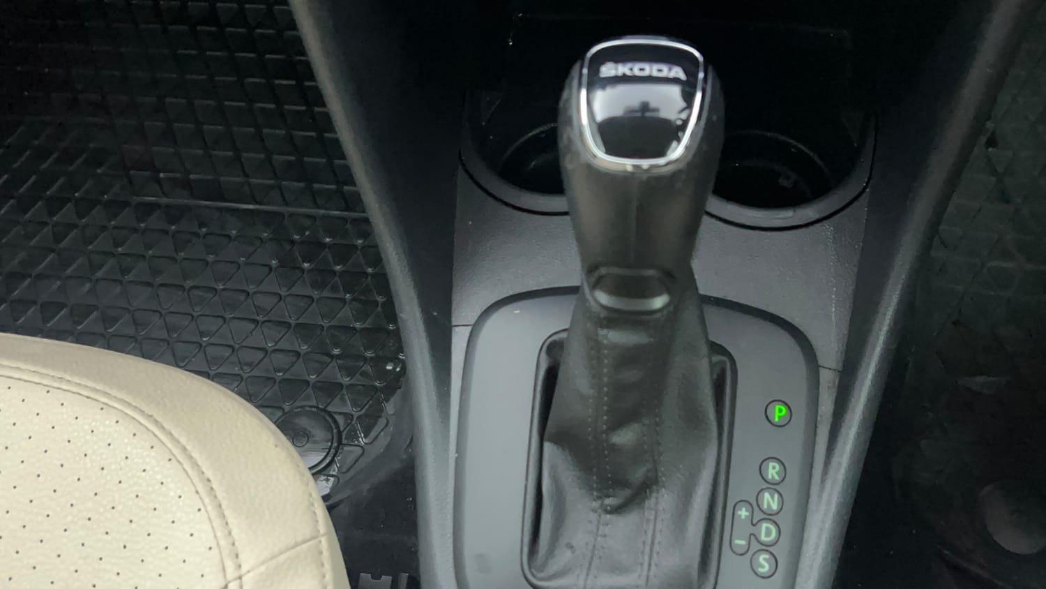 Used 2020 Skoda Rapid Style AT Petrol Automatic interior GEAR  KNOB VIEW