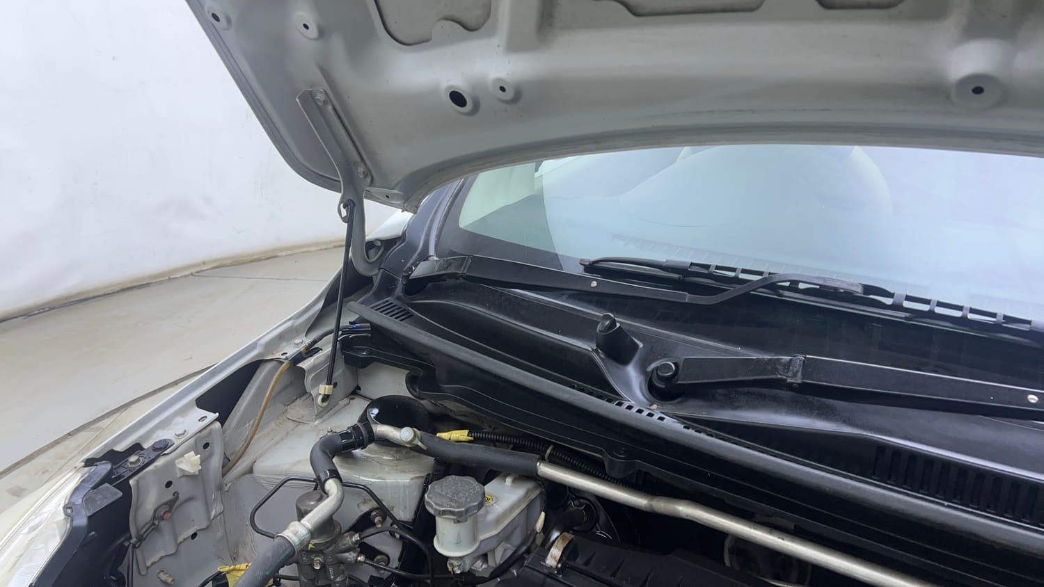 Used 2017 Maruti Suzuki Celerio VXi Petrol Manual engine ENGINE RIGHT SIDE HINGE & APRON VIEW