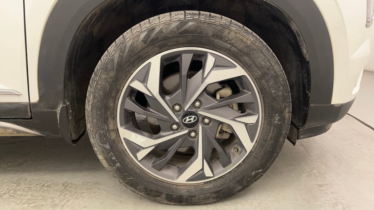 Used 2023 Hyundai Creta SX (O) 1.5 Petrol IVT Petrol Automatic tyres RIGHT FRONT TYRE RIM VIEW