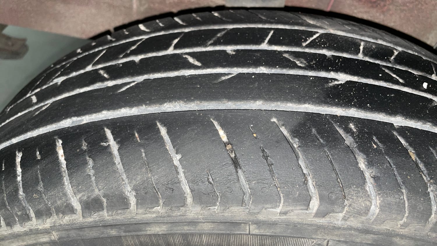 Used 2023 Renault Kiger RXT MT Petrol Manual tyres RIGHT REAR TYRE TREAD VIEW