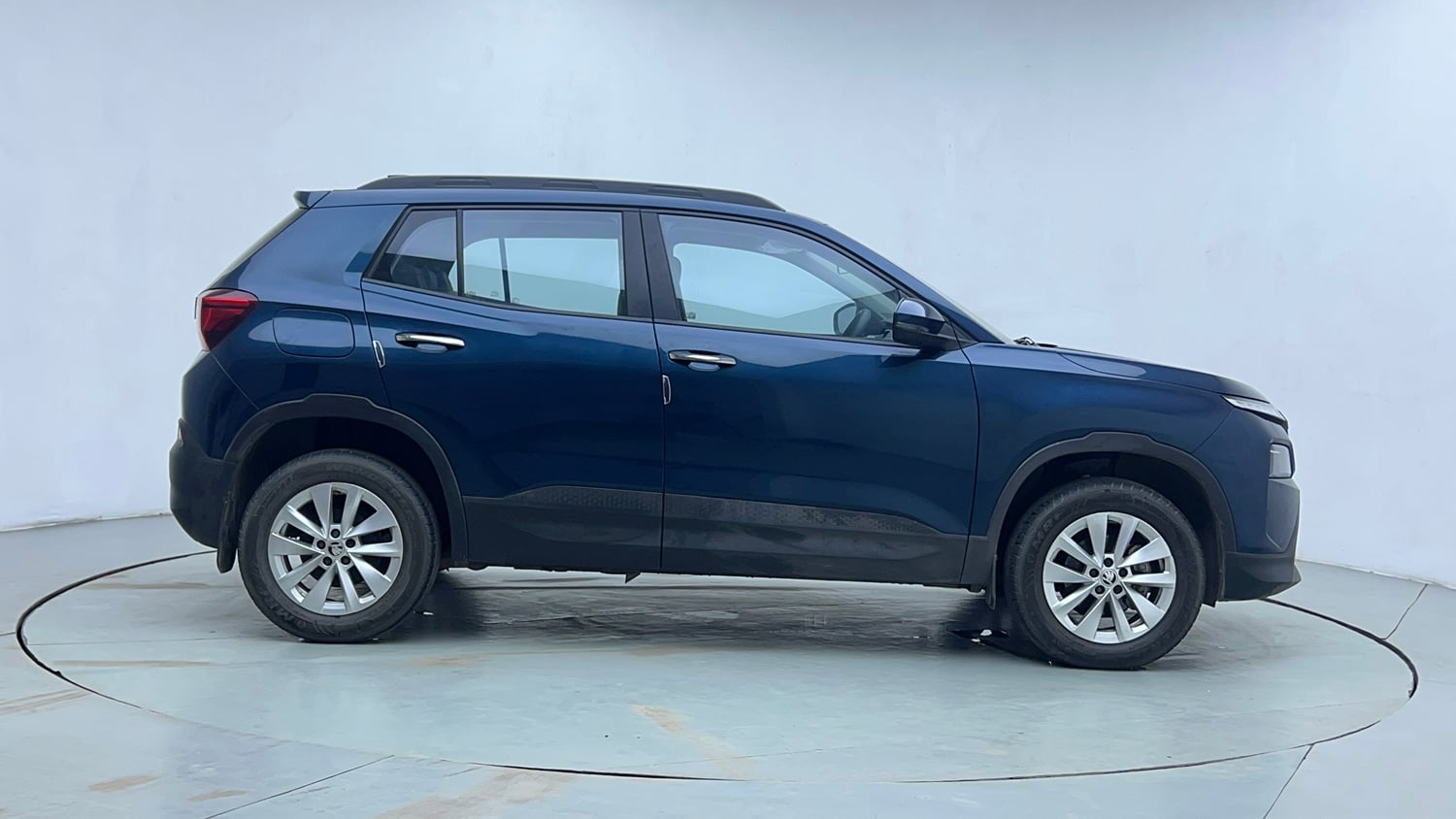 Used 2025 Skoda Kylaq Signature Plus 1.0 TSI MT (Lava Blue) Petrol Manual exterior RIGHT SIDE VIEW