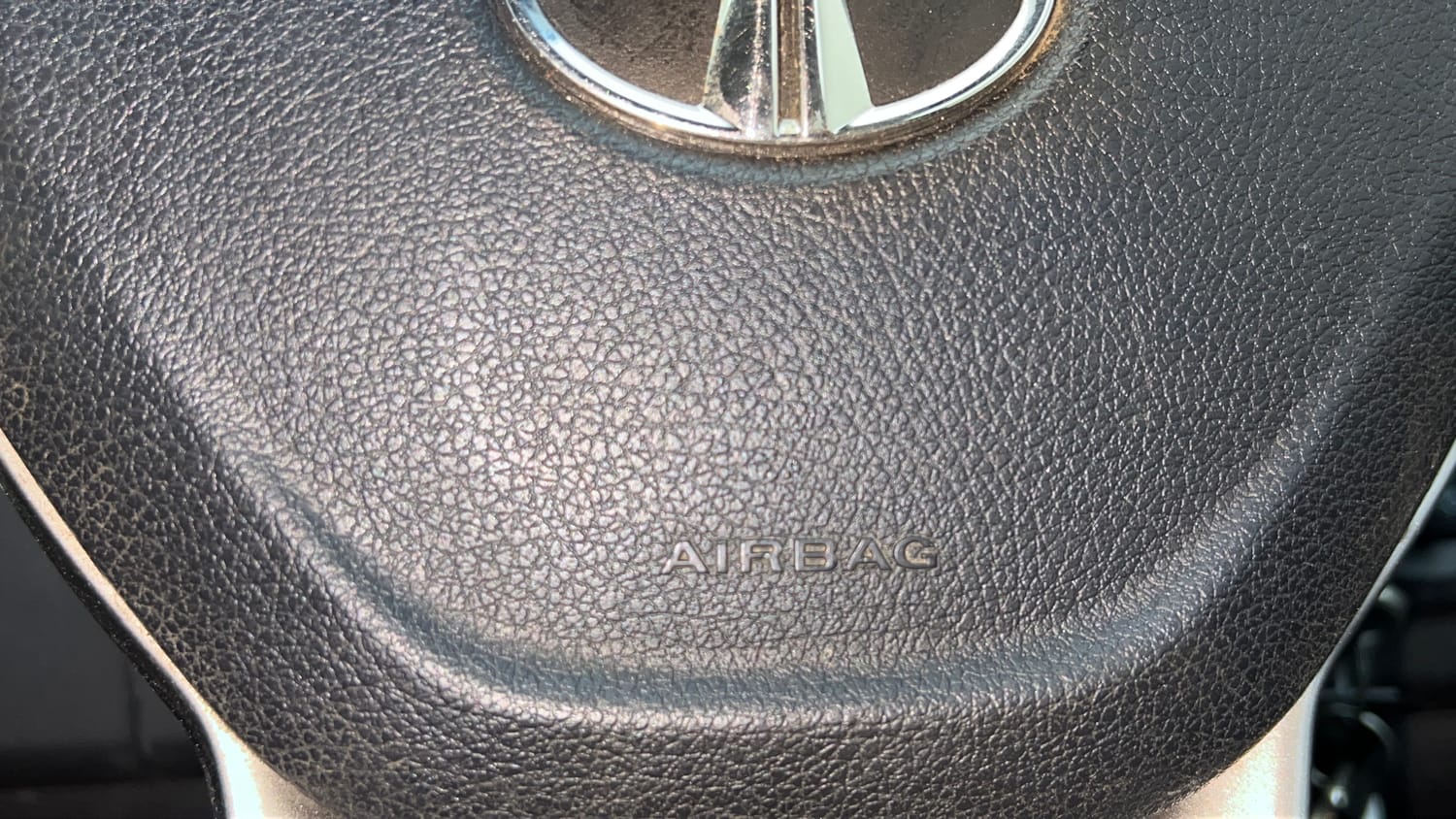 Used 2018 Tata Hexa XTA 4x2 7 STR Diesel Automatic top_features Airbags