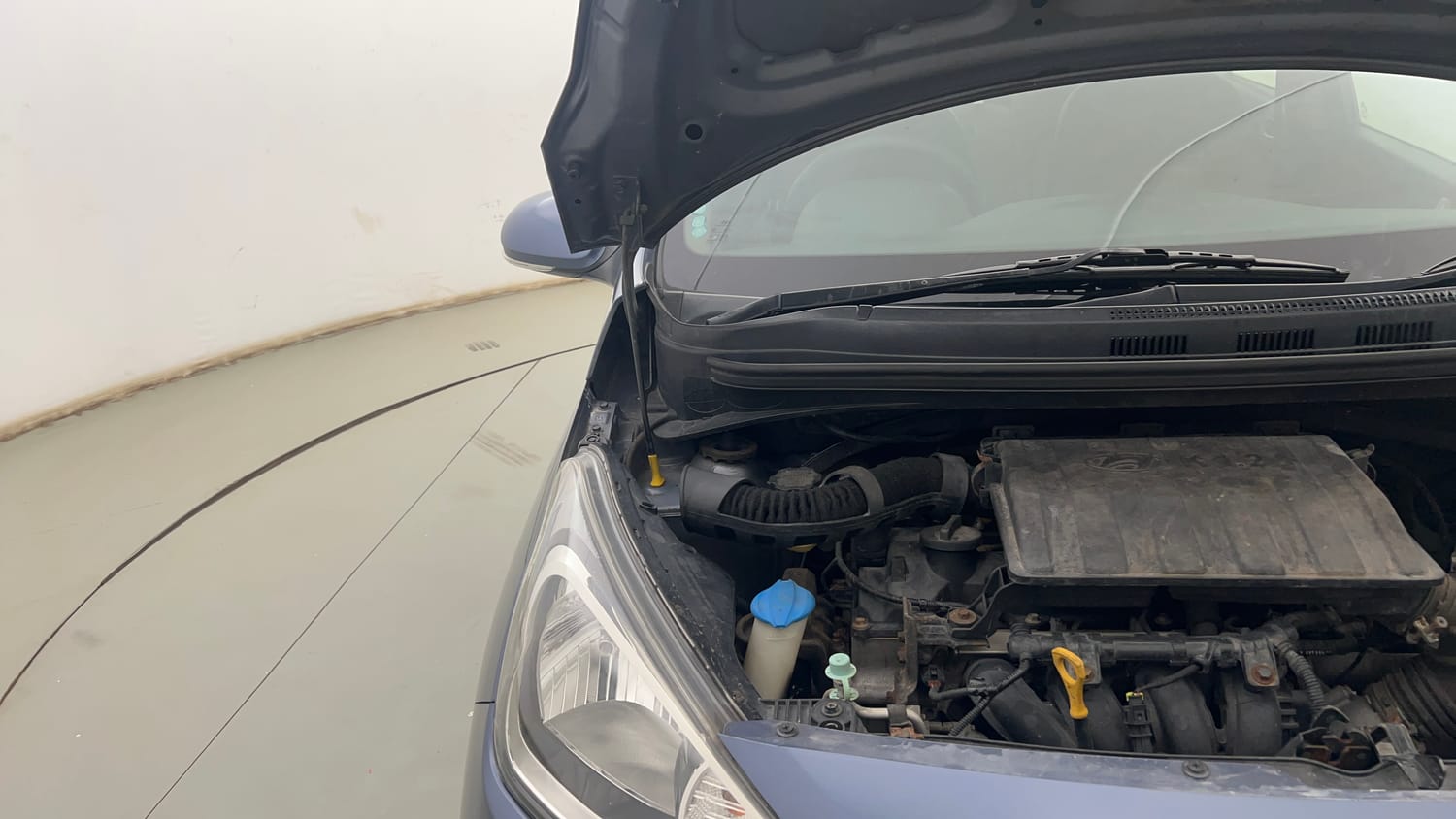 Used 2015 Hyundai Xcent S 1.2 Petrol Manual engine ENGINE RIGHT SIDE HINGE & APRON VIEW