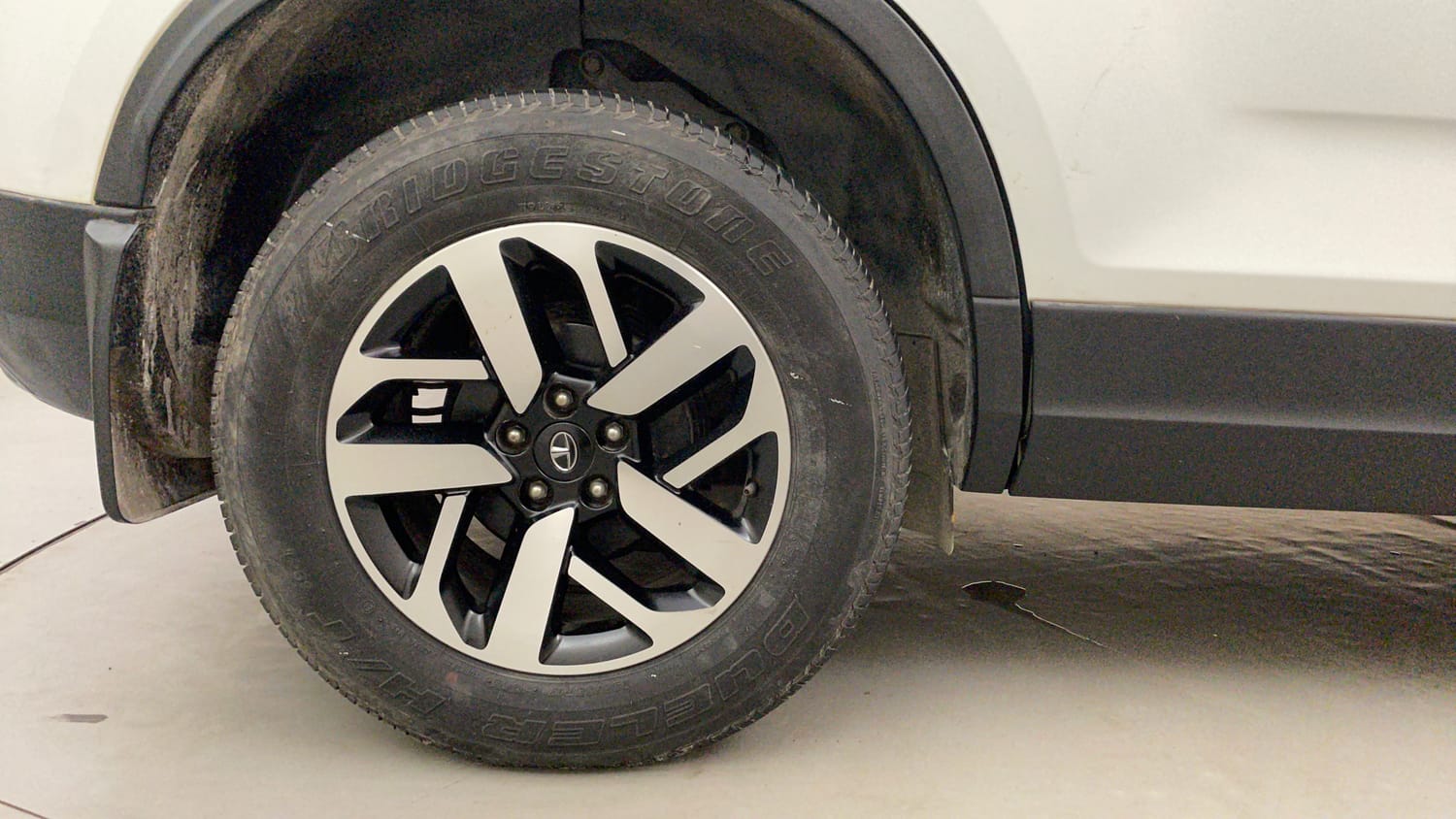 Used 2022 Tata Harrier XZA Plus Dual Tone Diesel Automatic tyres RIGHT REAR TYRE RIM VIEW
