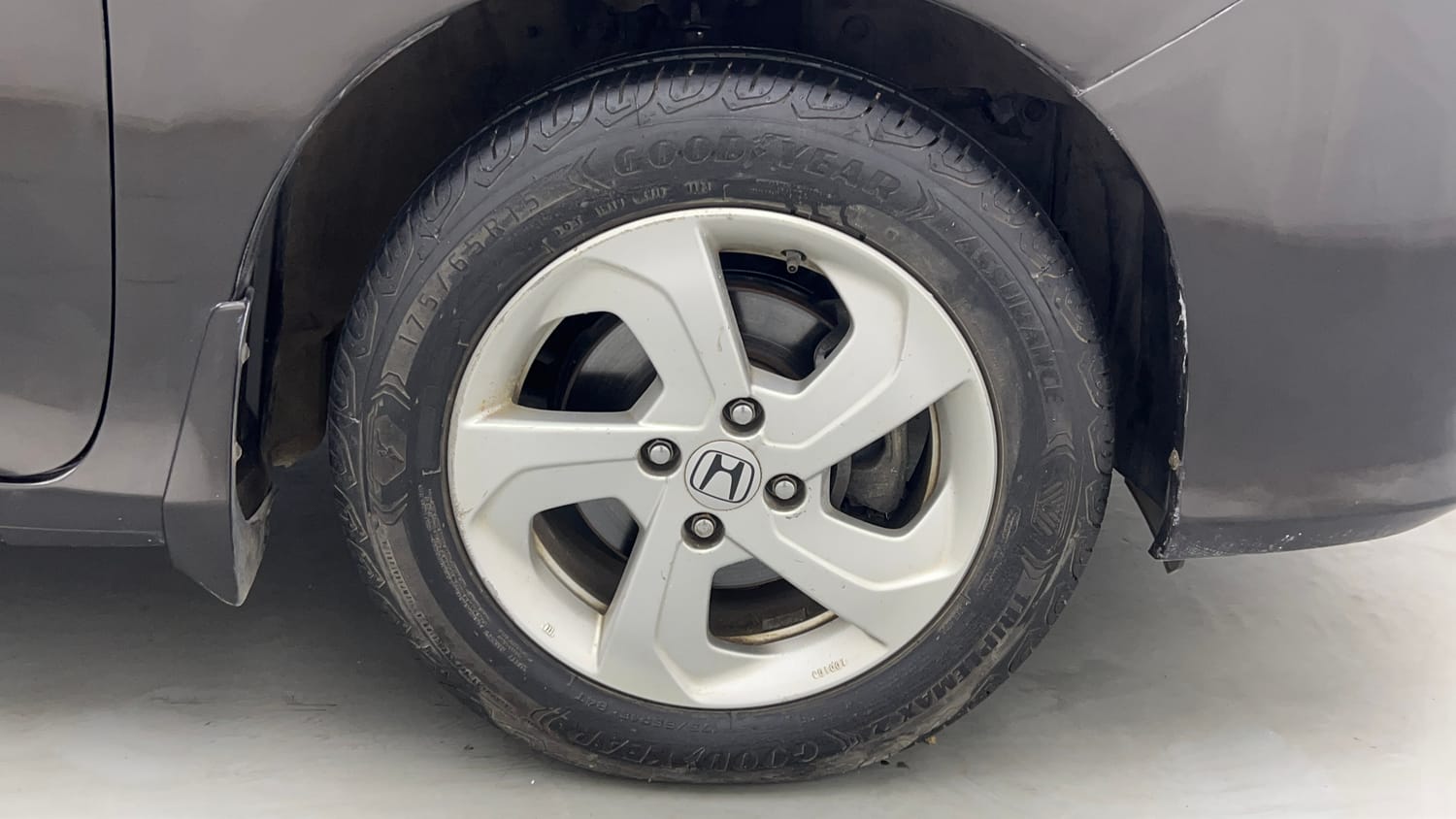 Used 2016 Honda City VX Petrol Manual tyres RIGHT FRONT TYRE RIM VIEW