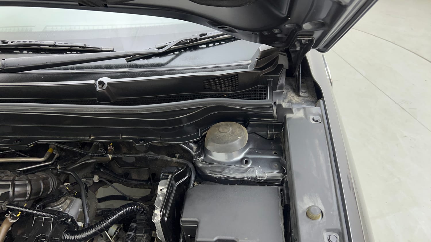Used 2025 Maruti Suzuki Grand Vitara Delta Smart Hybrid Petrol Manual engine ENGINE LEFT SIDE HINGE & APRON VIEW