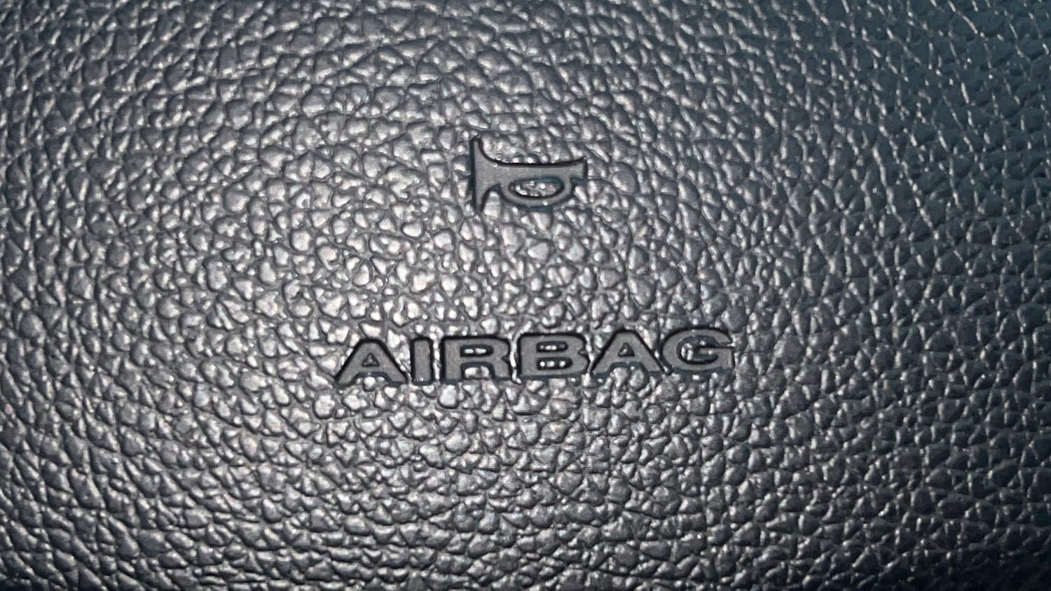 Used 2022 Mahindra XUV 300 W8 (O) 1.2 Petrol AMT Petrol Automatic top_features Airbags
