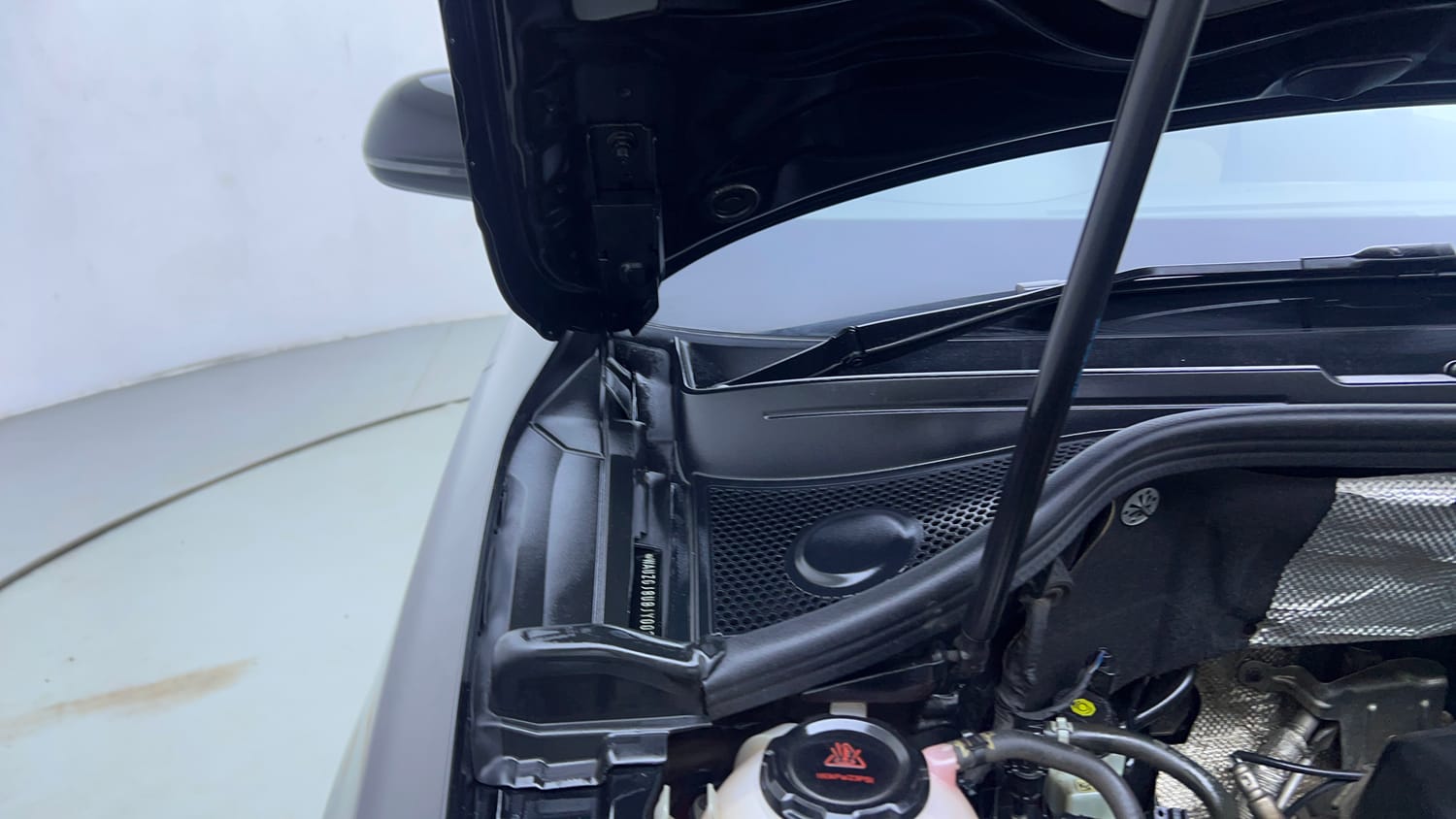 Used 2019 Audi Q3 30 TFSI Premium Petrol Automatic engine ENGINE RIGHT SIDE HINGE & APRON VIEW