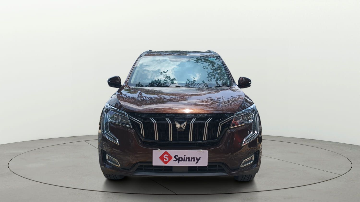 Used 2025 Mahindra XUV700 AX7 Luxury Pack Petrol AT 7 STR Petrol Automatic exterior FRONT VIEW