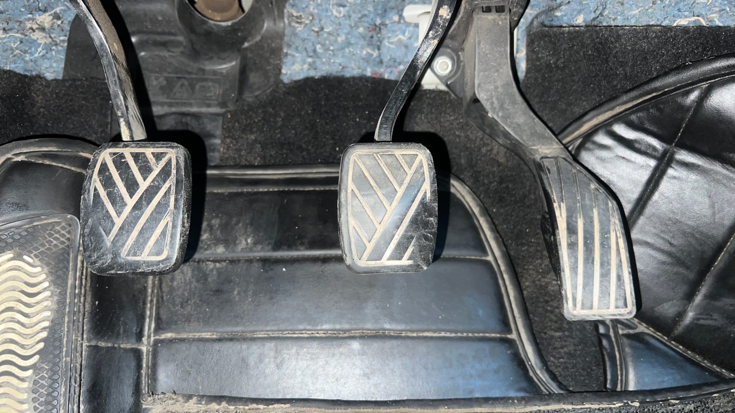 Used 2022 Maruti Suzuki Brezza VXi Petrol Manual interior PEDALS VIEW