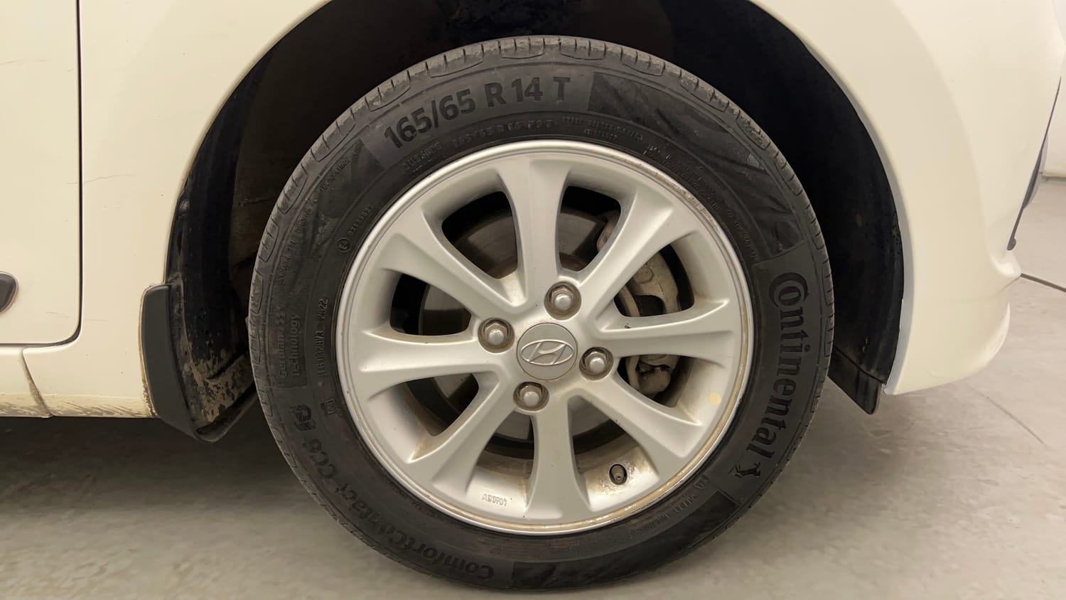 Used 2014 Hyundai Grand i10 Asta AT 1.2 Kappa VTVT Petrol Automatic tyres RIGHT FRONT TYRE RIM VIEW