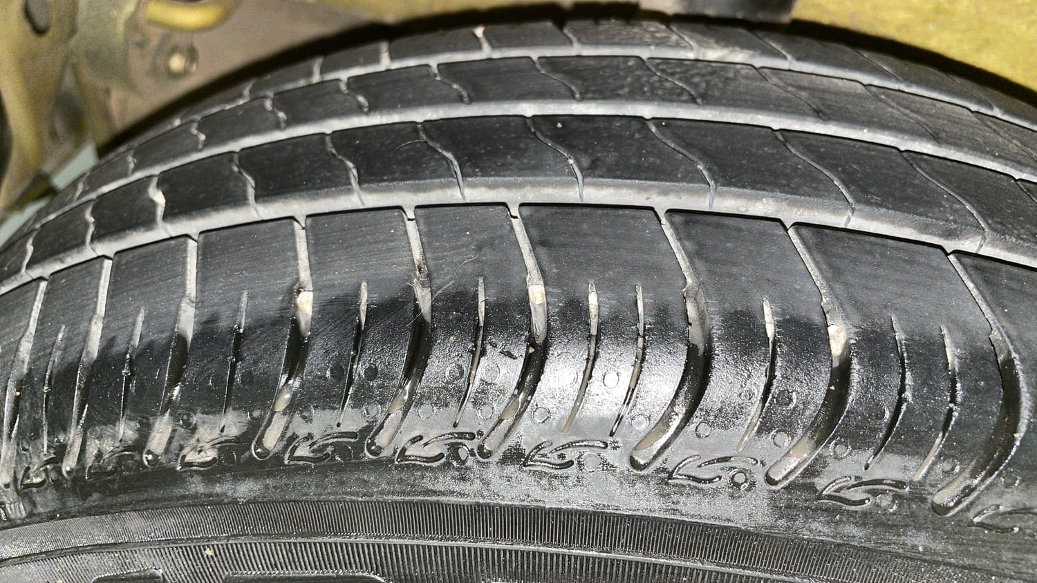Used 2014 Maruti Suzuki Celerio VXi AMT Petrol Automatic tyres RIGHT REAR TYRE TREAD VIEW