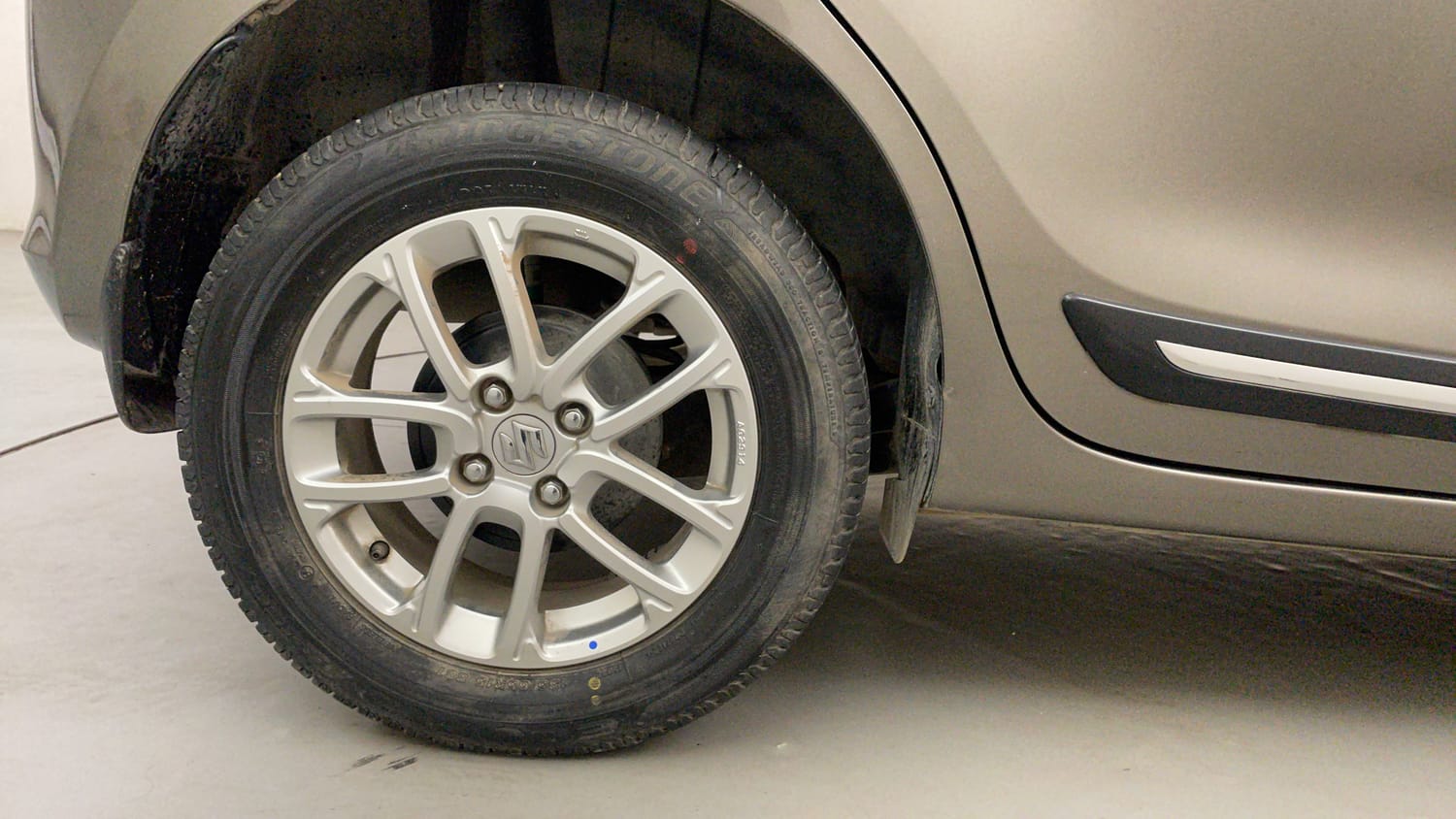 Used 2023 Maruti Suzuki Swift ZXi AMT Petrol Automatic tyres RIGHT REAR TYRE RIM VIEW