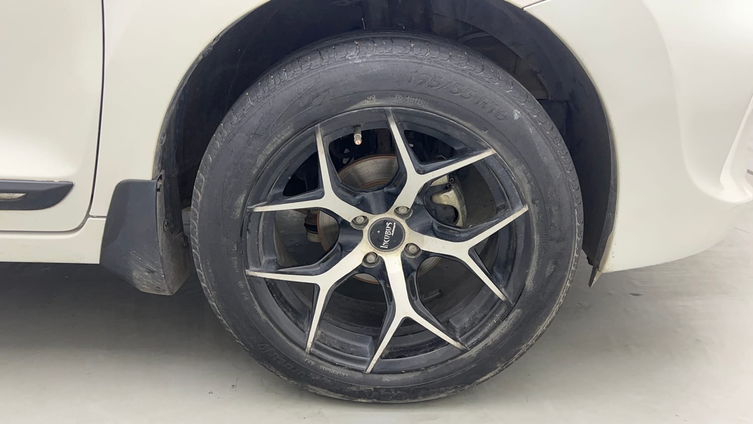 Used 2021 Maruti Suzuki Baleno Delta Petrol Manual tyres RIGHT FRONT TYRE RIM VIEW