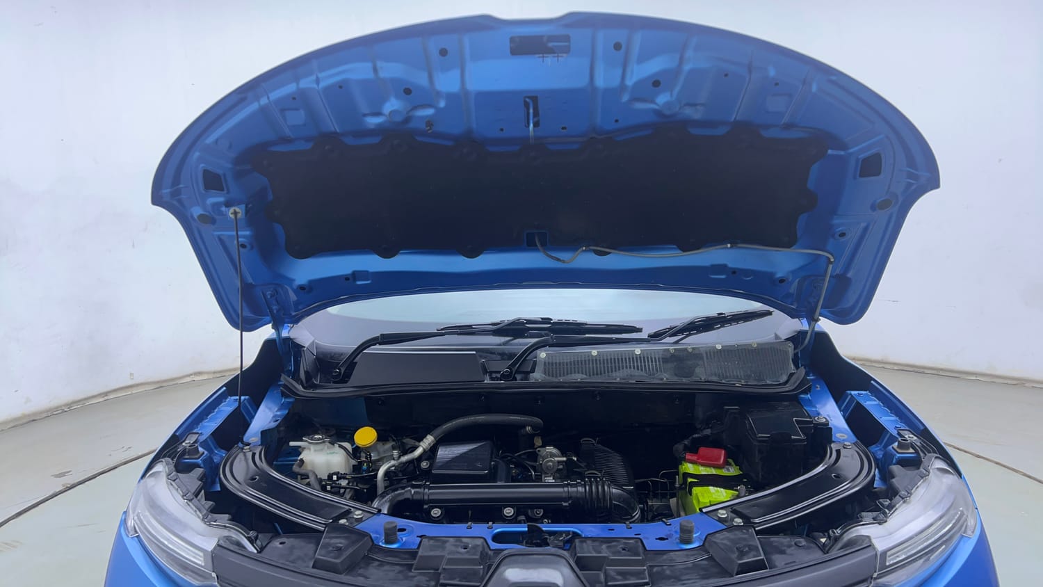 Used 2021 Renault Kiger RXT AMT Dual Tone Petrol Automatic engine ENGINE & BONNET OPEN FRONT VIEW