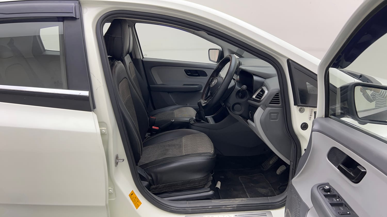 Used 2020 Tata Altroz XT Petrol Petrol Manual interior RIGHT SIDE FRONT DOOR CABIN VIEW